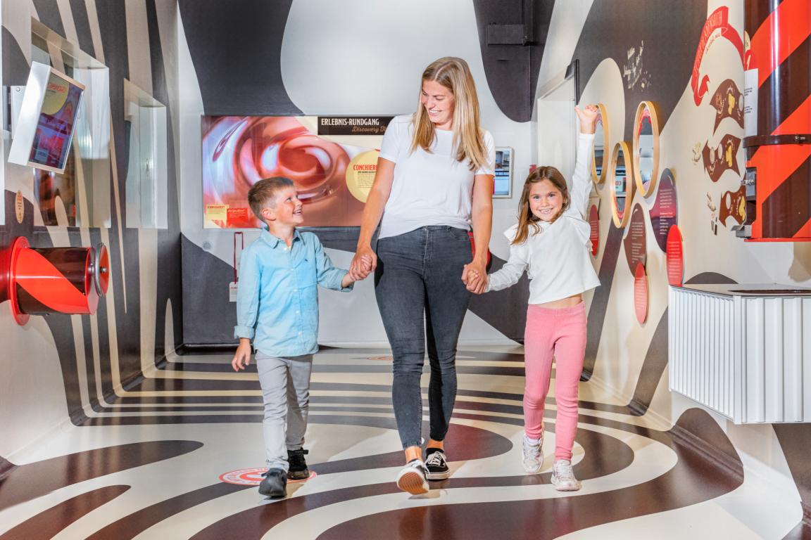 Mutter und Kinder im Chocolarium