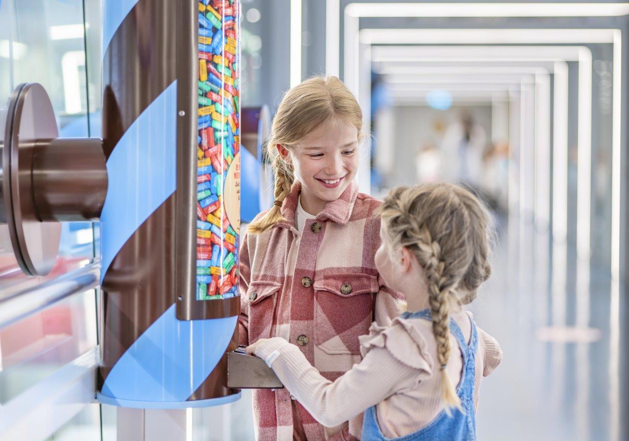 2 Kinder im Chocolarium. Sie naschen Munz Schokolade